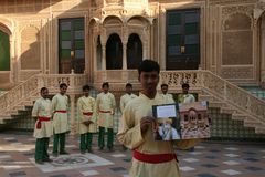 Maenner auf Hotelterasse ... in Rajasthan REISEStory zum Foto