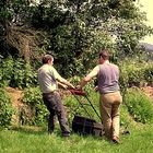Männer bei der Gartenarbeit