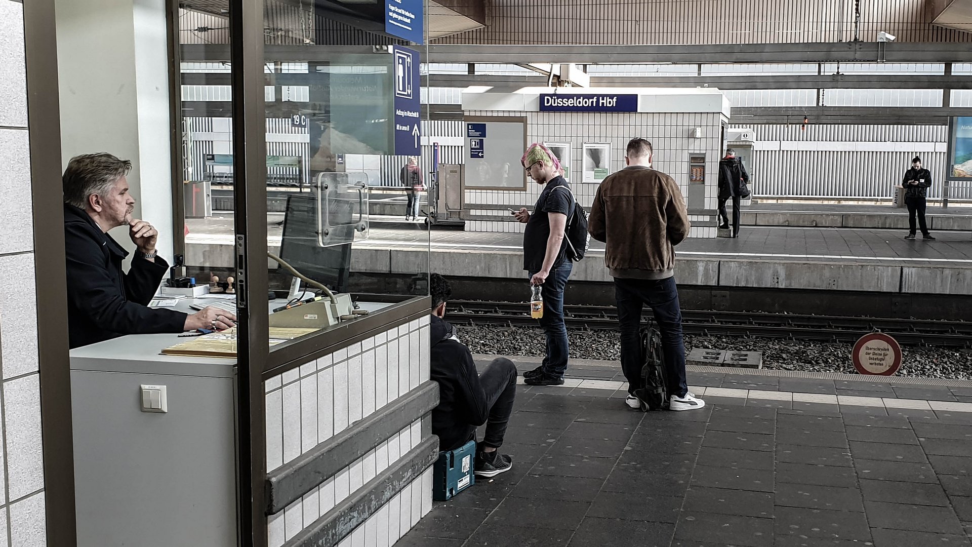 Männer die auf Bildschirme starren