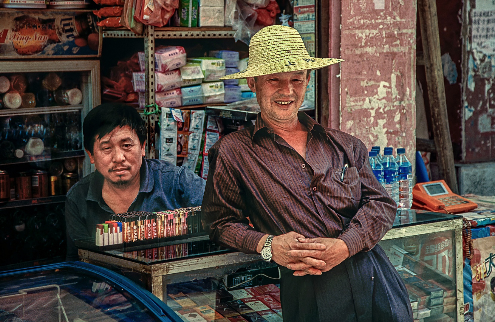 Männer im Kiosk