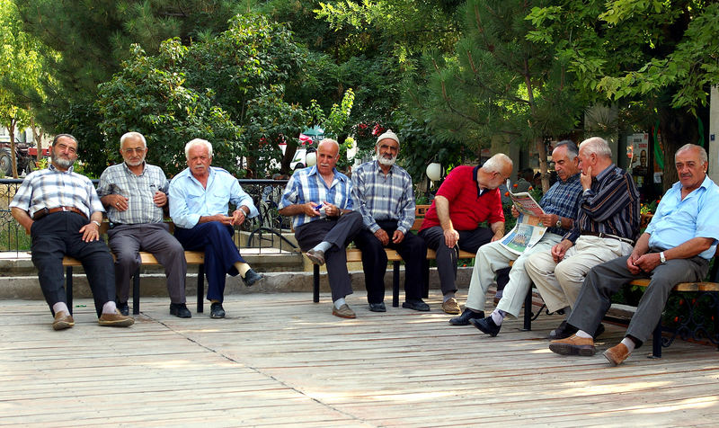 Männer im Teegarten