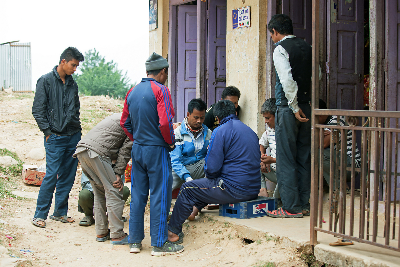 Männer in Nepal lieben es zu zocken.