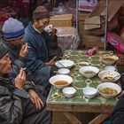 Männer mit der traditionellen Nudelsuppe