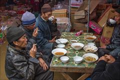 Männer mit der traditionellen Nudelsuppe