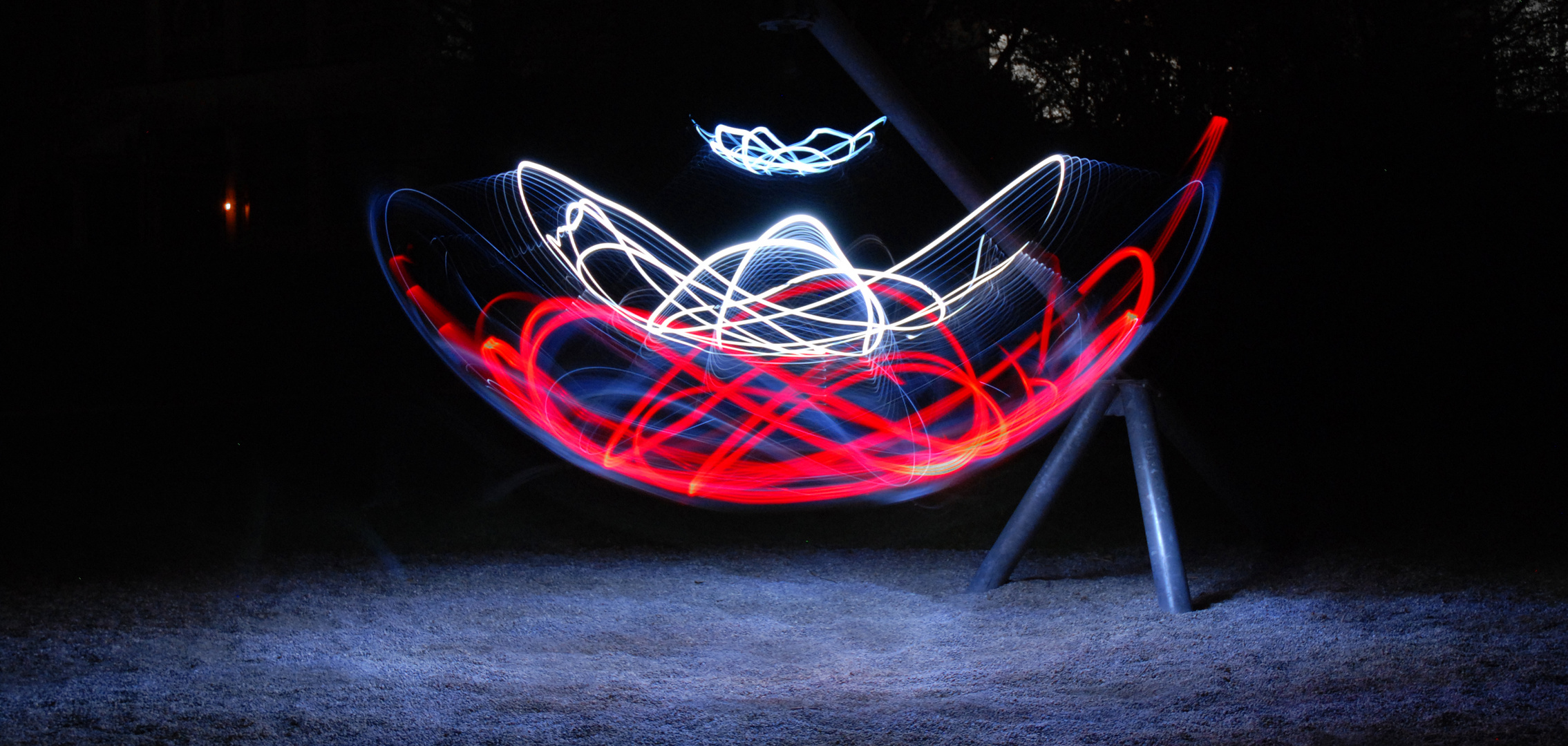 Männer - mit Taschenlampen - aufm Kinderspielplatz