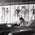 männer setzen sich in der newton-bar nur ungern mit dem rücken zur wand