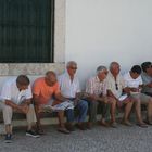 Männer sitzen und warten in Alcochete