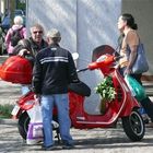 Männergespräch rund um die Vespa