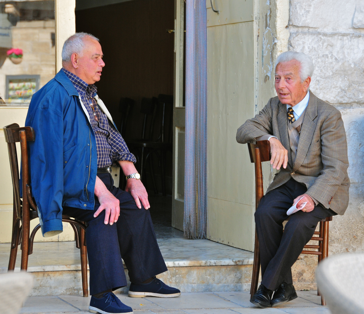 Männergespräche am Abend in Ostuni, Apulien, Italien