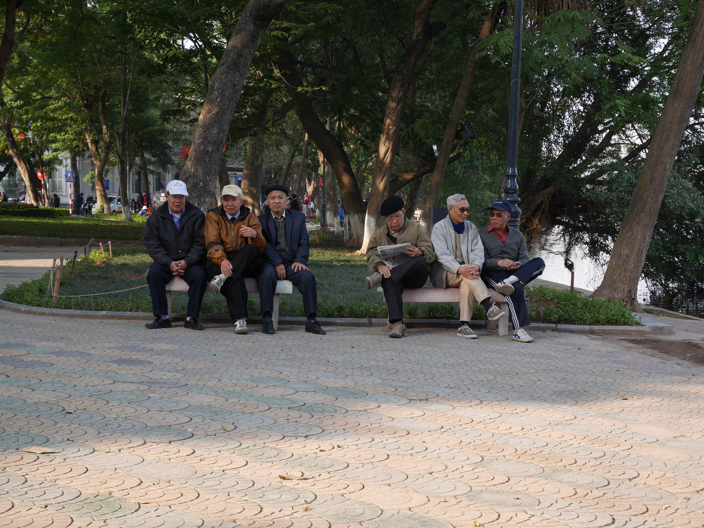 Männerrunde in Hanoi