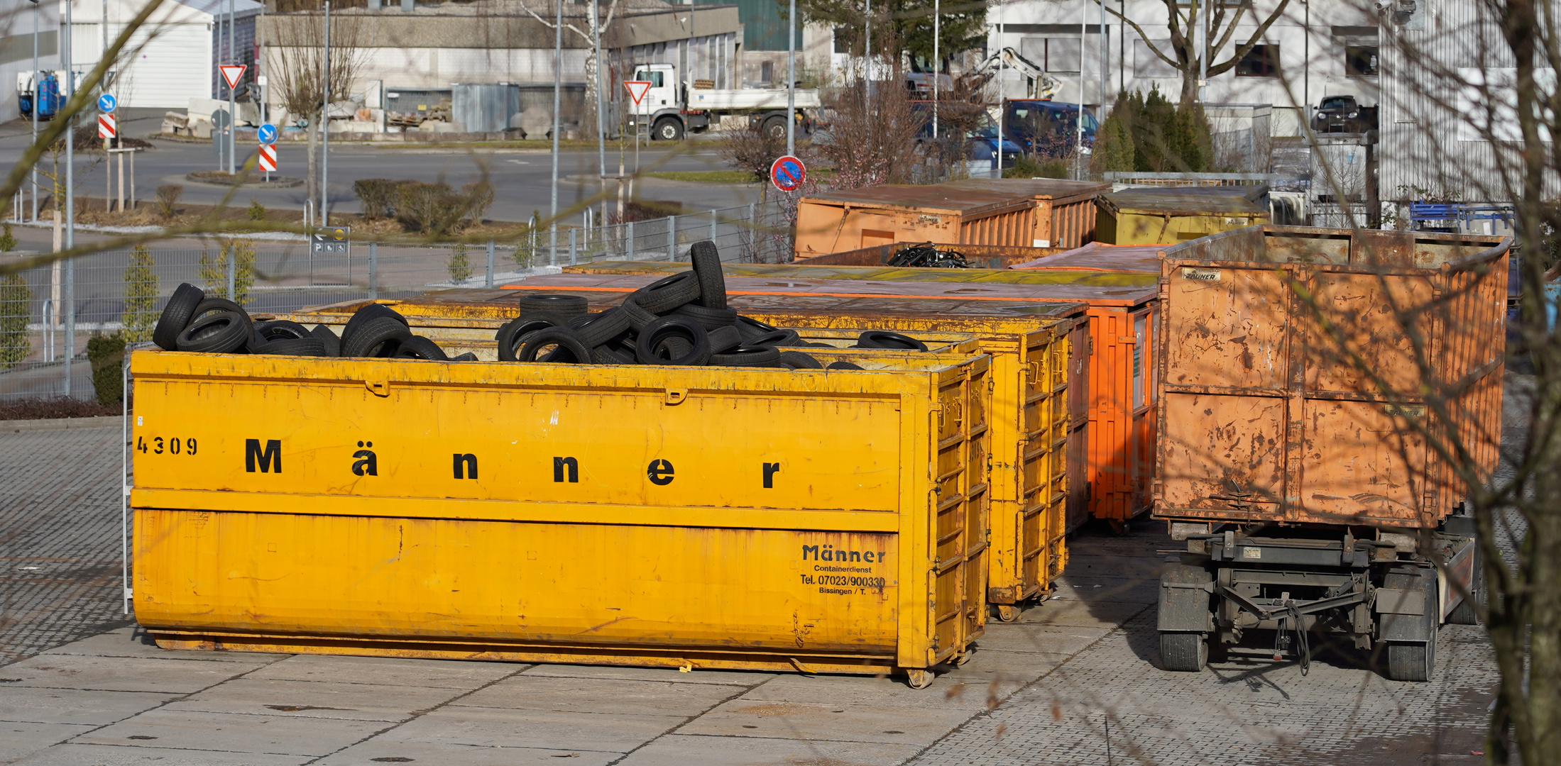 Männersachen im Container