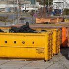 Männersachen im Container