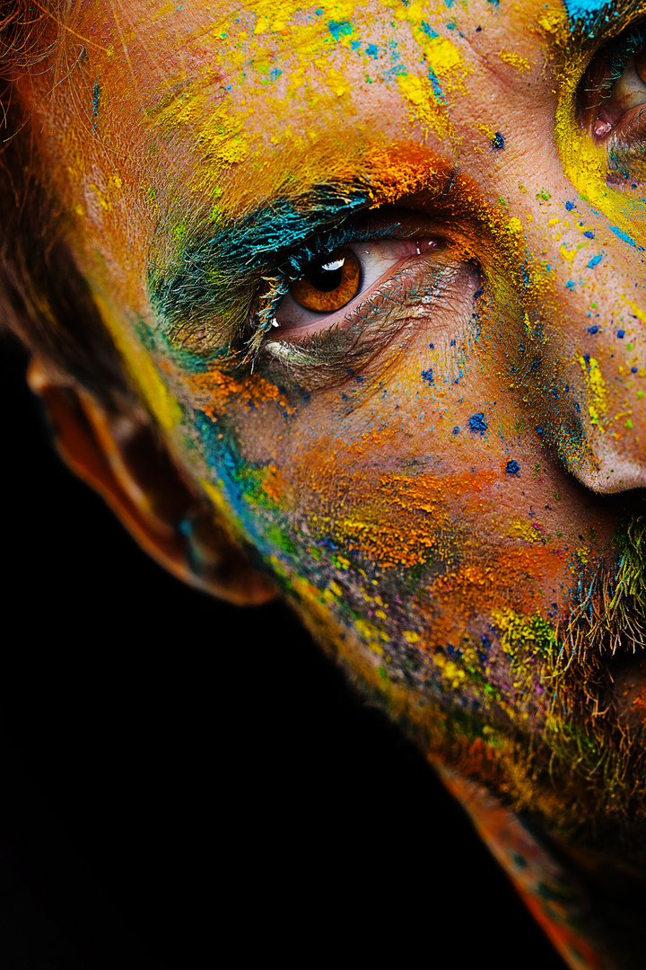 Männliches Detail-Portrait mit Holi-Farben