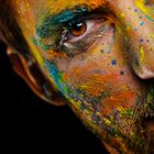 Männliches Detail-Portrait mit Holi-Farben