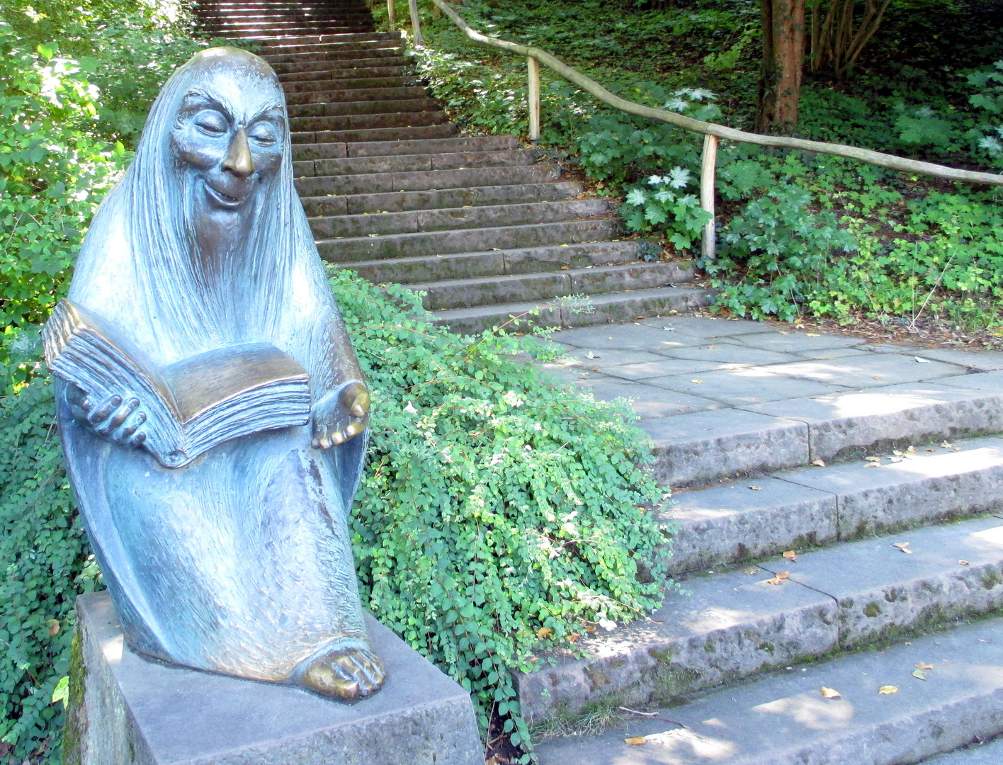 Märchenerzähler im Märchengarten des Blühenden Barocks in Ludwigsburg