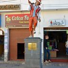 Märchenfiguren schmücken die Straßen in Chivay