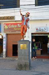 Märchenfiguren schmücken die Straßen in Chivay