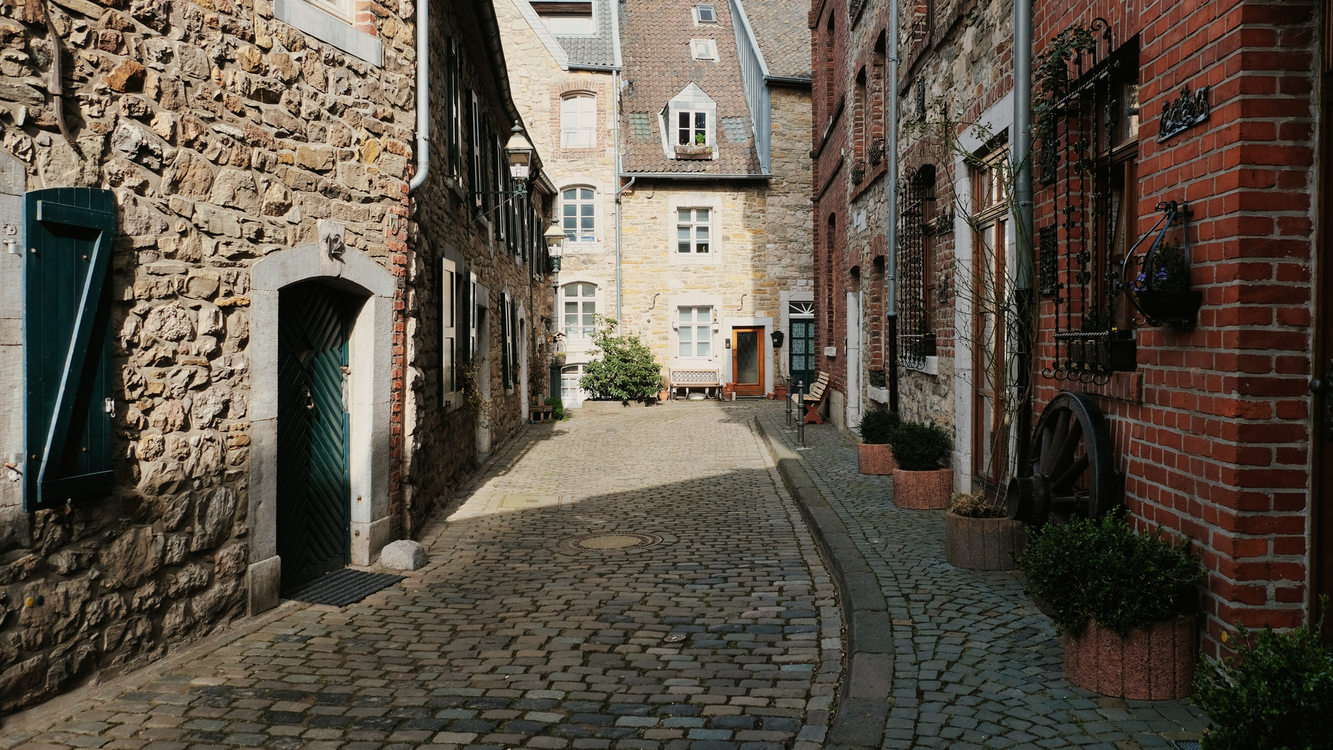 Märchenhafte alte Straße in Deutschland Rheinland