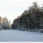 Märchenhafter Schlossturm in winterlicher Landschaft