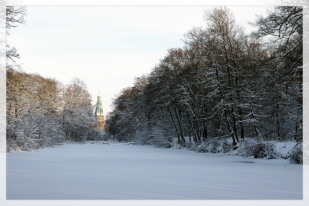 Märchenhafter Schlossturm in winterlicher Landschaft