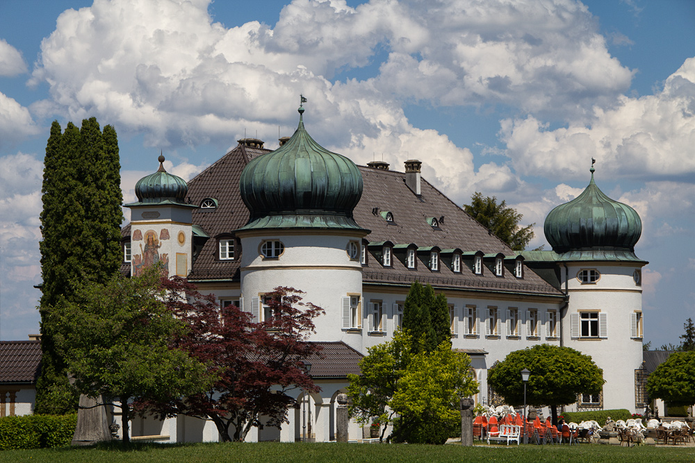 Märchenhaftes Schlößchen am Starnberger See unterm weiß-blauen Himmel