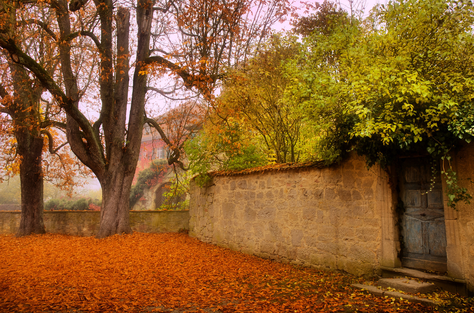 Märchenschloss - gleich nebenan (6) - Die blaue Tür zum Schlossgarten