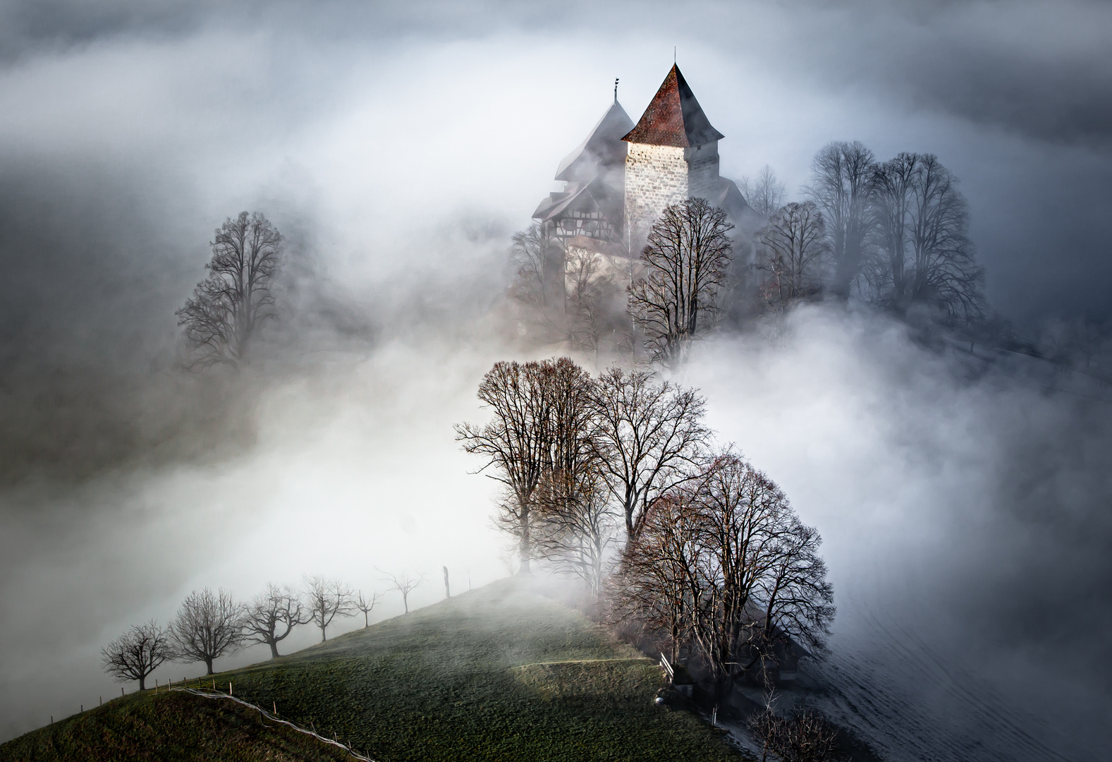 Märchenschloss im Nebelgewand