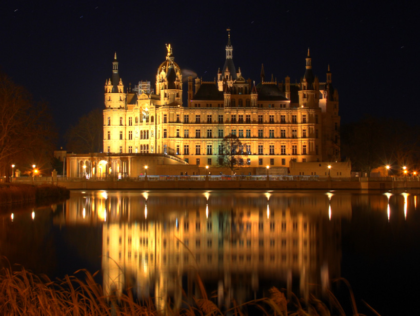 Märchenschloß Schwerin bei Nacht