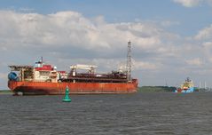 Maersk Curlew   von Märsk Trader gezogen