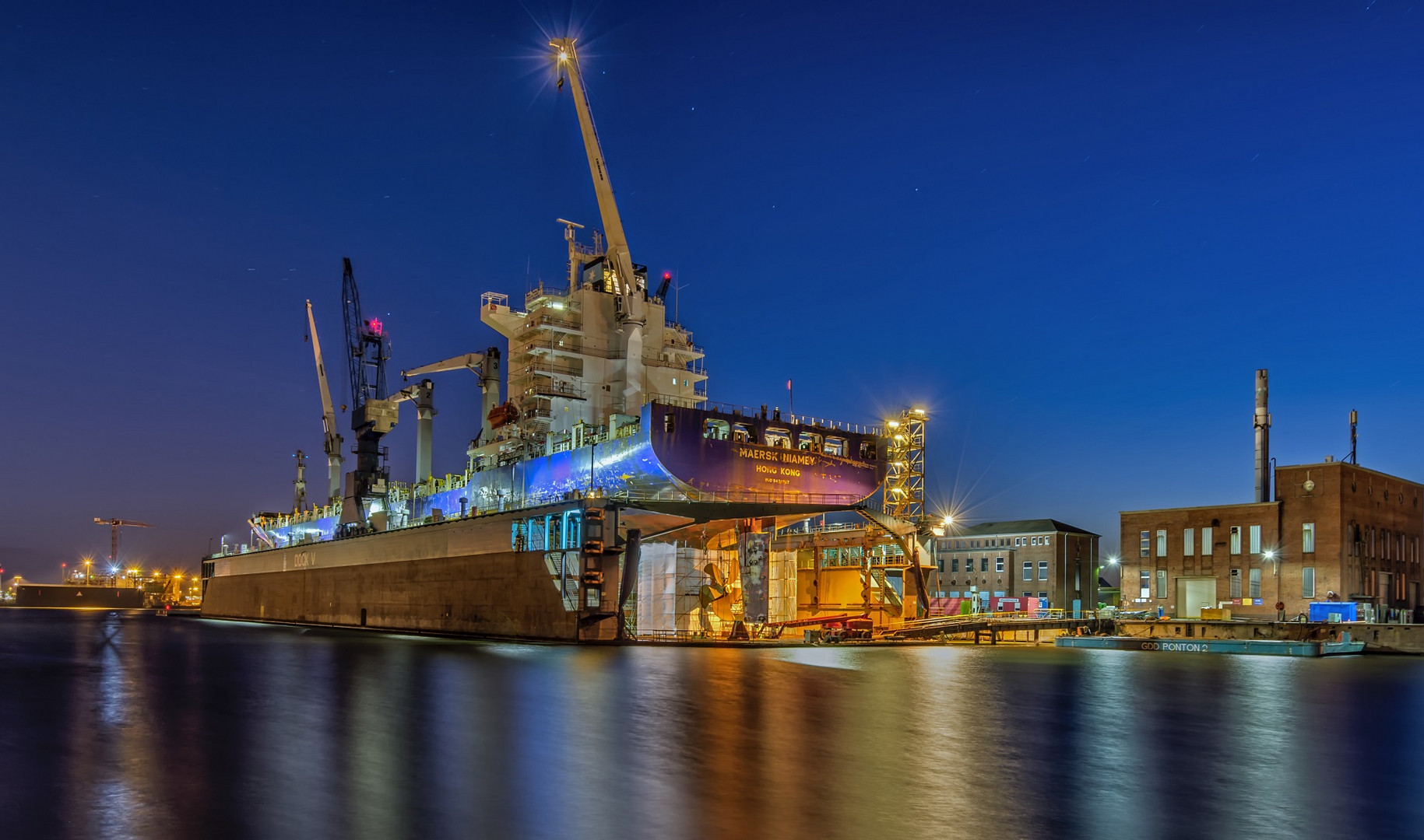 " MAERSK NIAMEY " bei den Motorenwerken im Dock