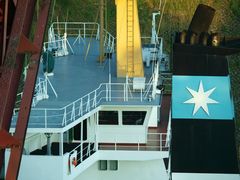 MAERSK RIJEKA: Durchfahrt unter der Levensauer Hochbrücke.