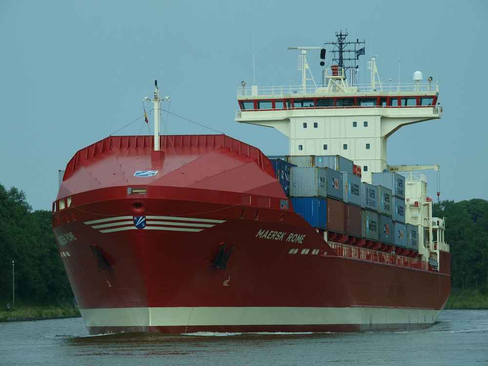 MAERSK ROME in voller Größe auf dem Nord-Ostsee-Kanal