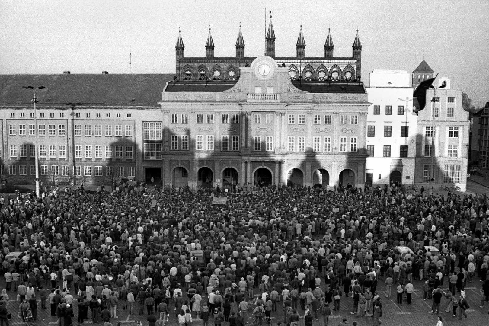 März 1990 - Machvoller Protest vor Rostocker Rathaus