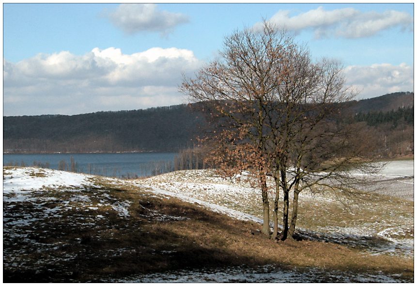 März-Schnee und Frühlingshimmel