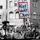 Magda Bubeck mit ihrem __Kopf bleibt Oben__ Schild