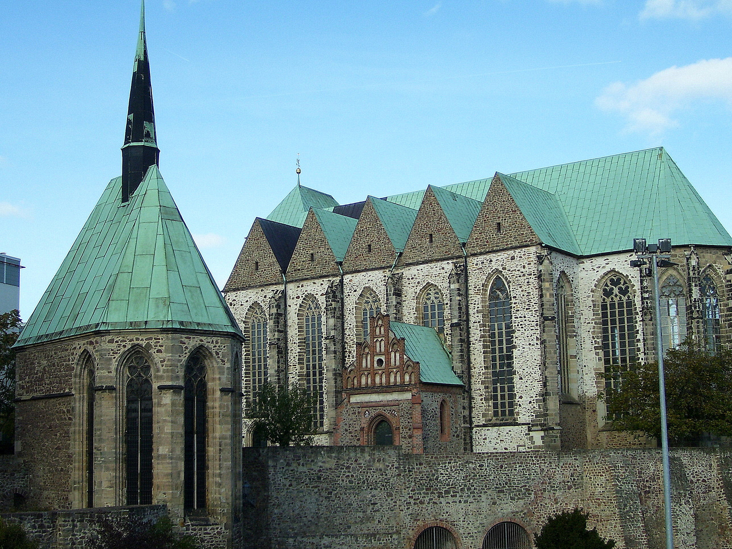 Magdalenenkapelle und Sankt-Petri-Kirche in Magdeburg