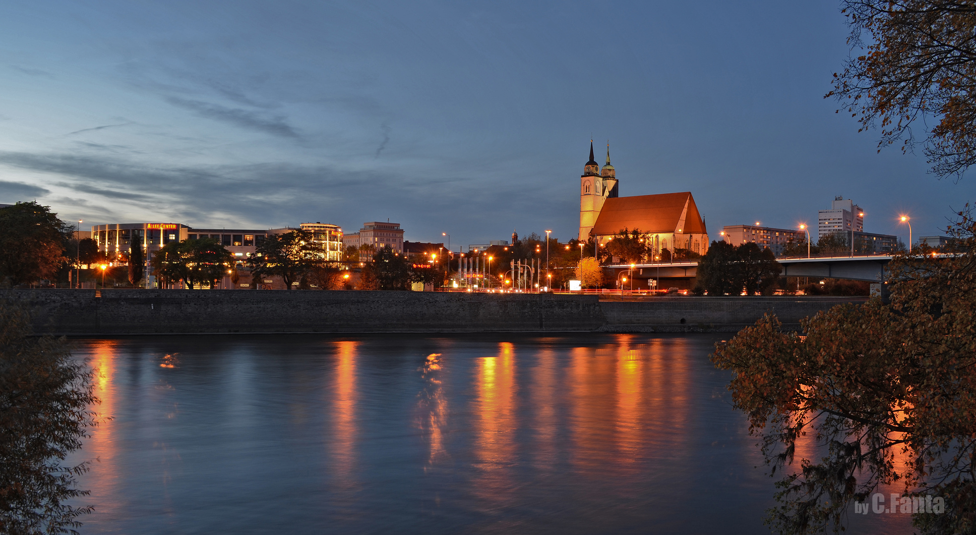 Magdeburg bei Dämmerung