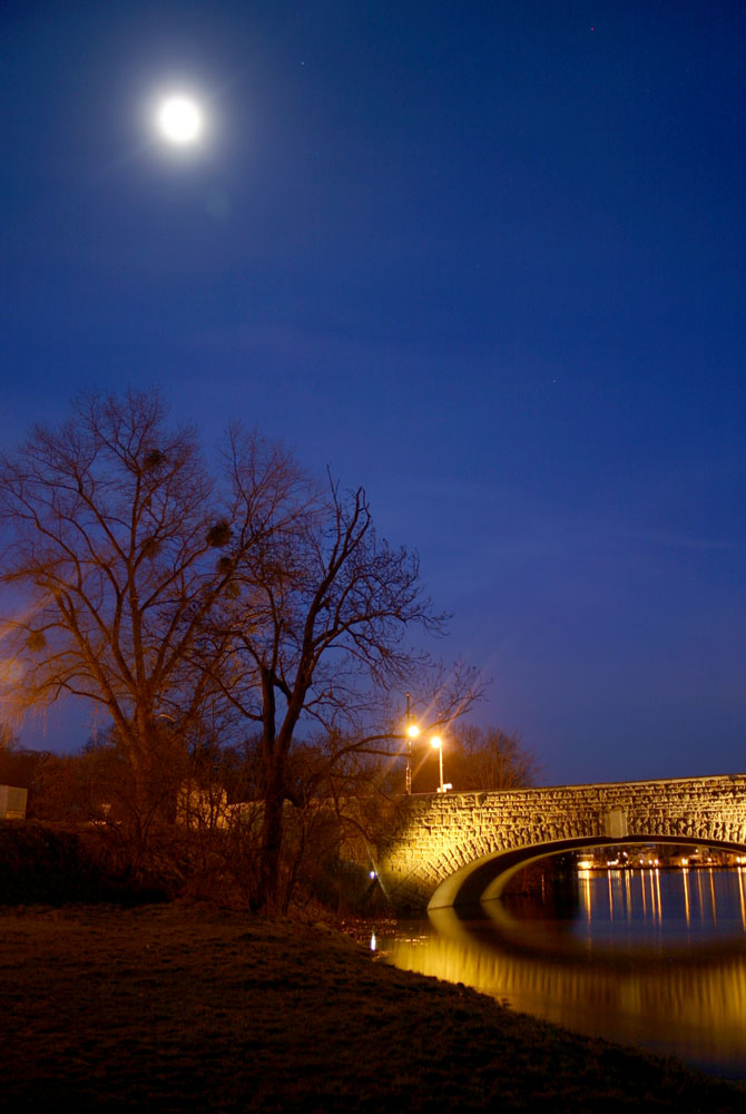 Magdeburg Sternbrücke mit Mond