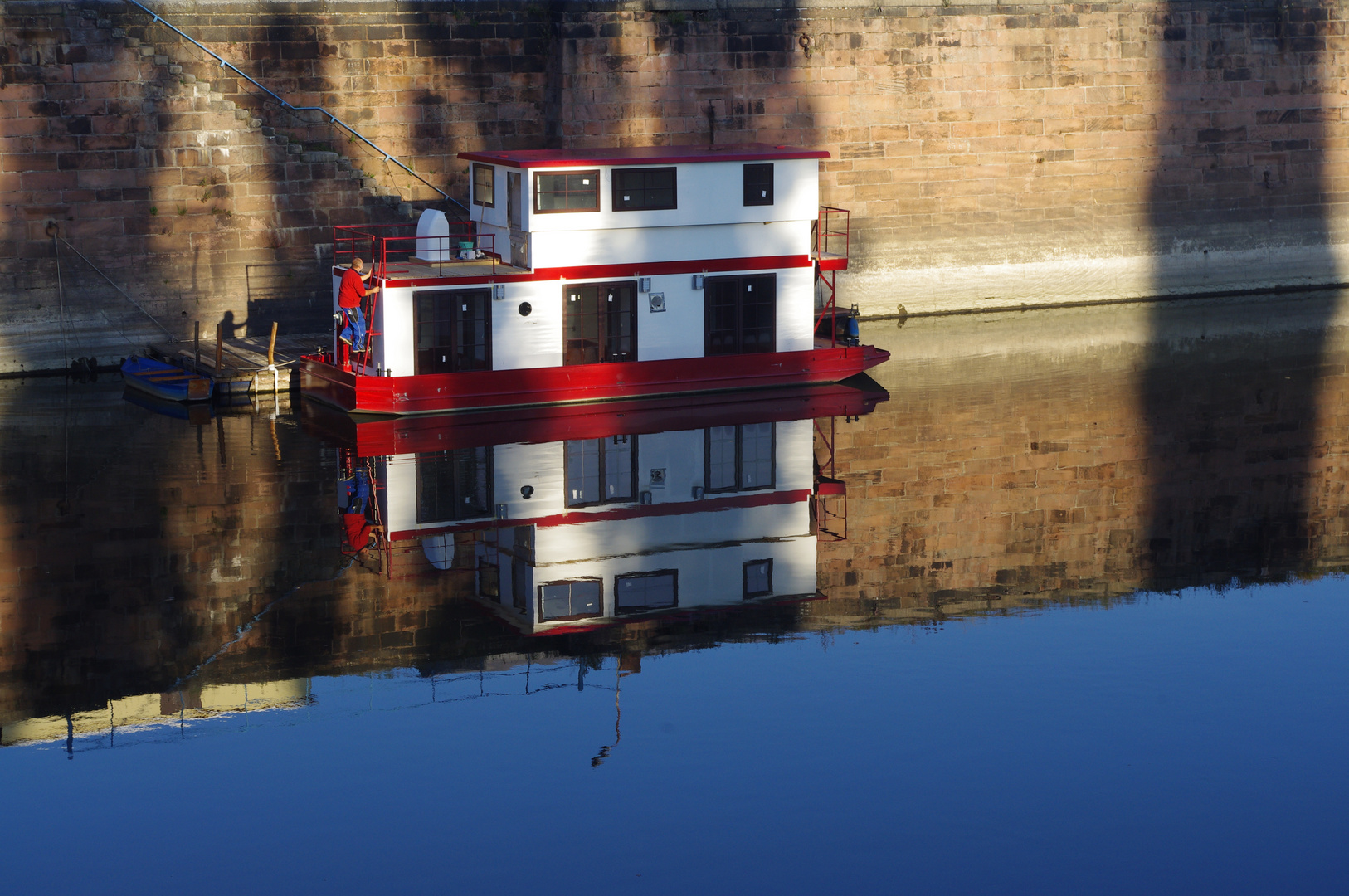 Magdeburger Hafenbecken mit Boot