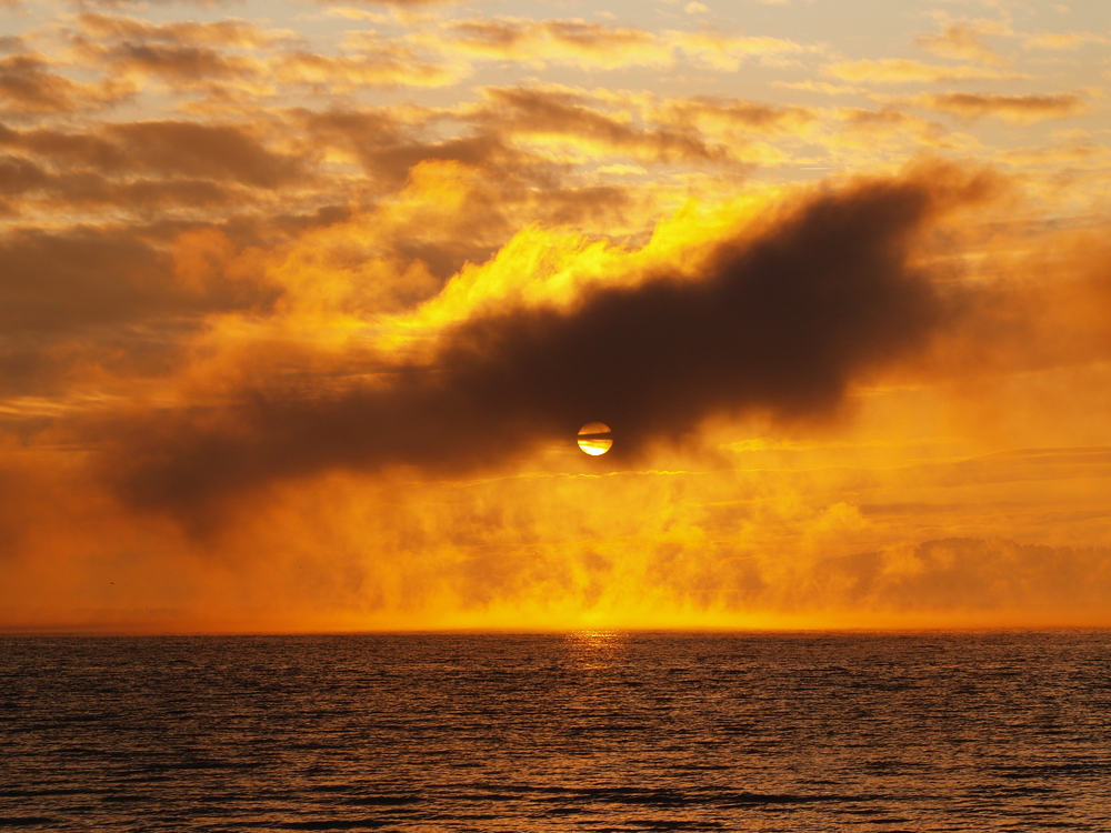 magie d un lever de soleil , entre feu et eau