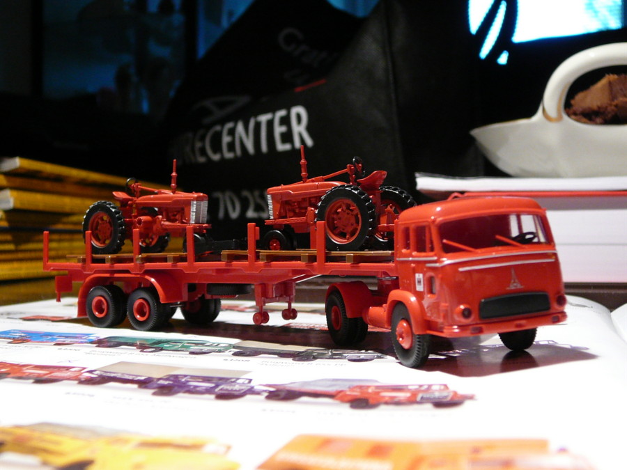 Magirus Pluto mit 2 Farmall traktoren von Brekina 1:87