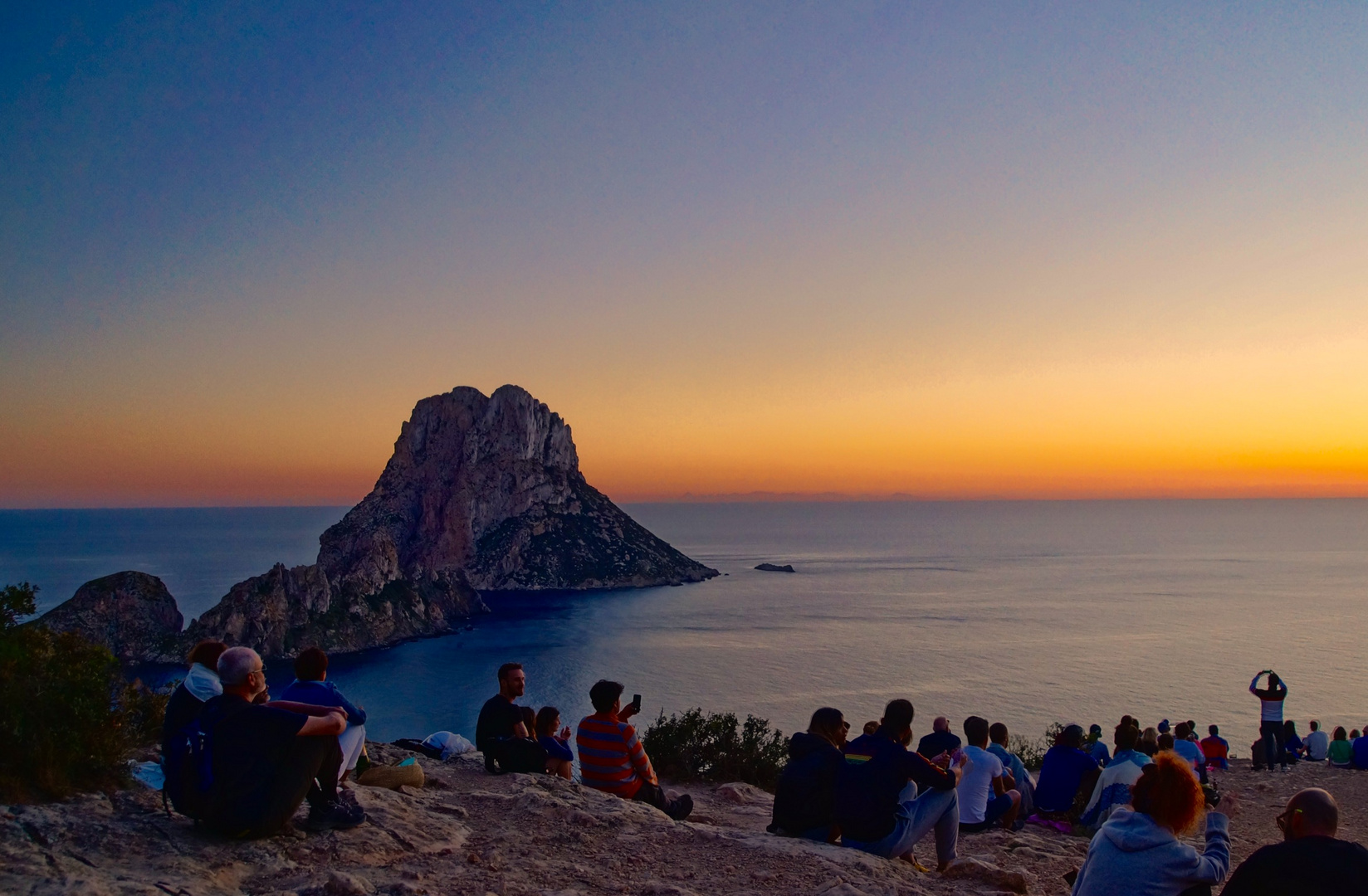 magisch zieht es die Menschen zum Sonneuntergang zur Felsinsel Es Vedra