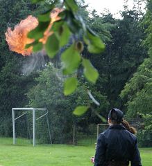 Magische Feuerwolke im Regen