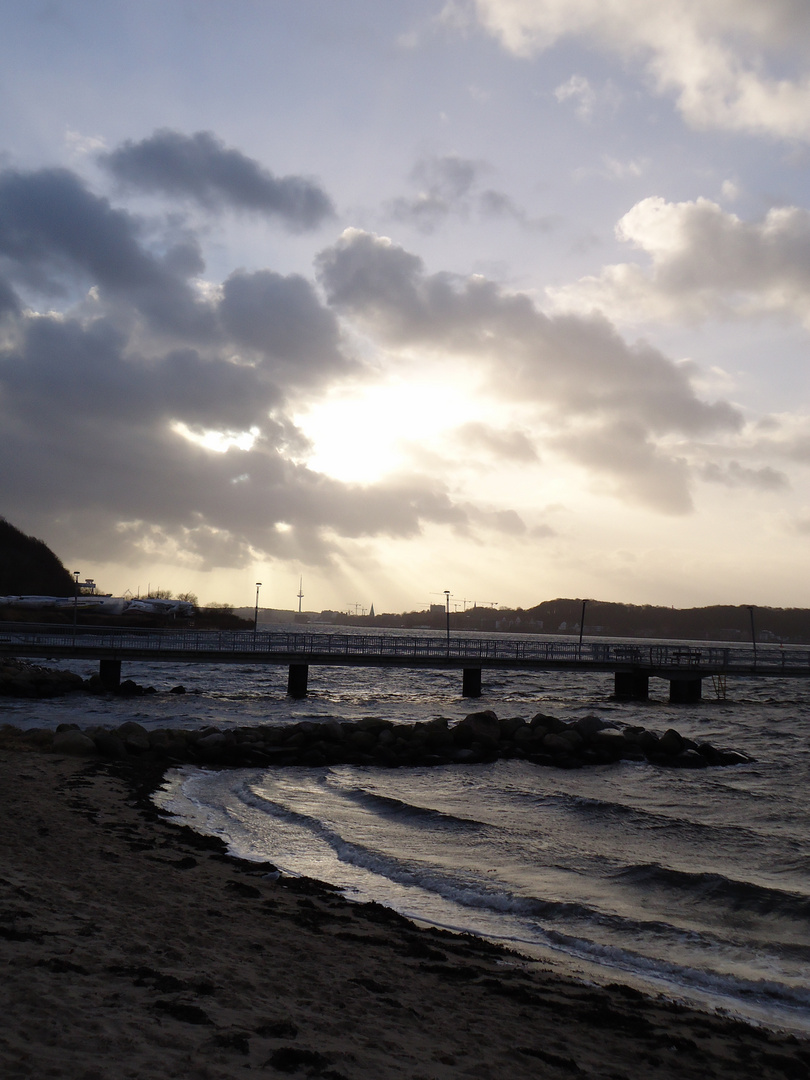 magische Meeresstimmung bei Sonne und Wolken