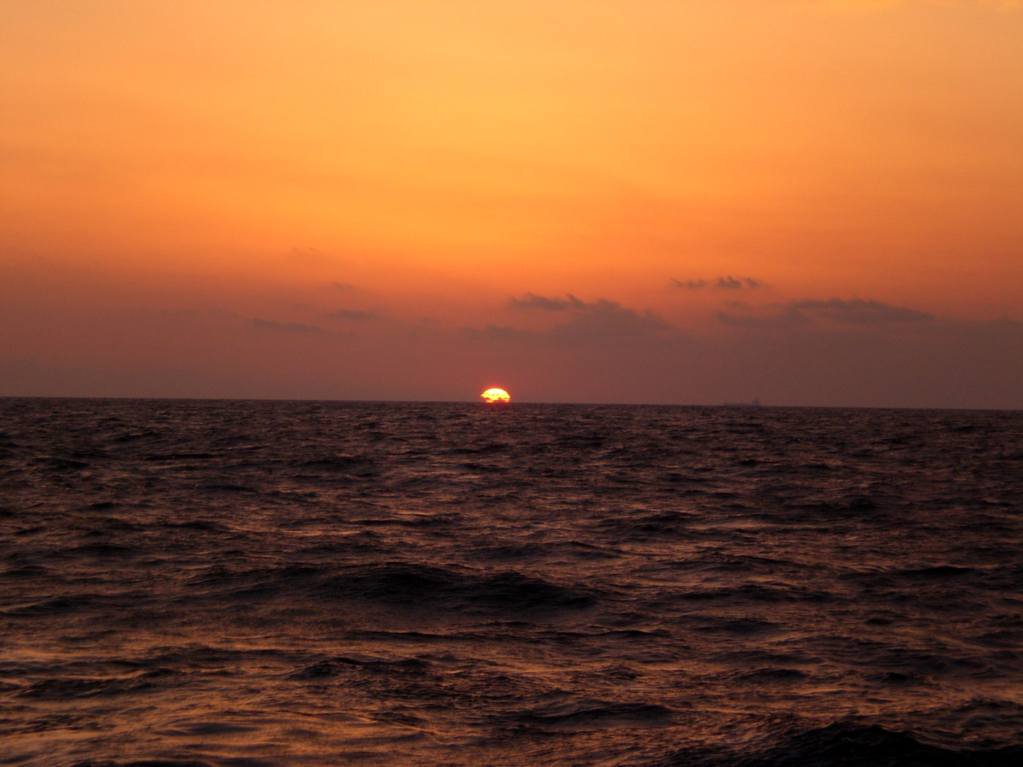 Magischer Moment - Sonnenaufgang nach einer kalten Nacht auf See