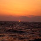 Magischer Moment - Sonnenaufgang nach einer kalten Nacht auf See