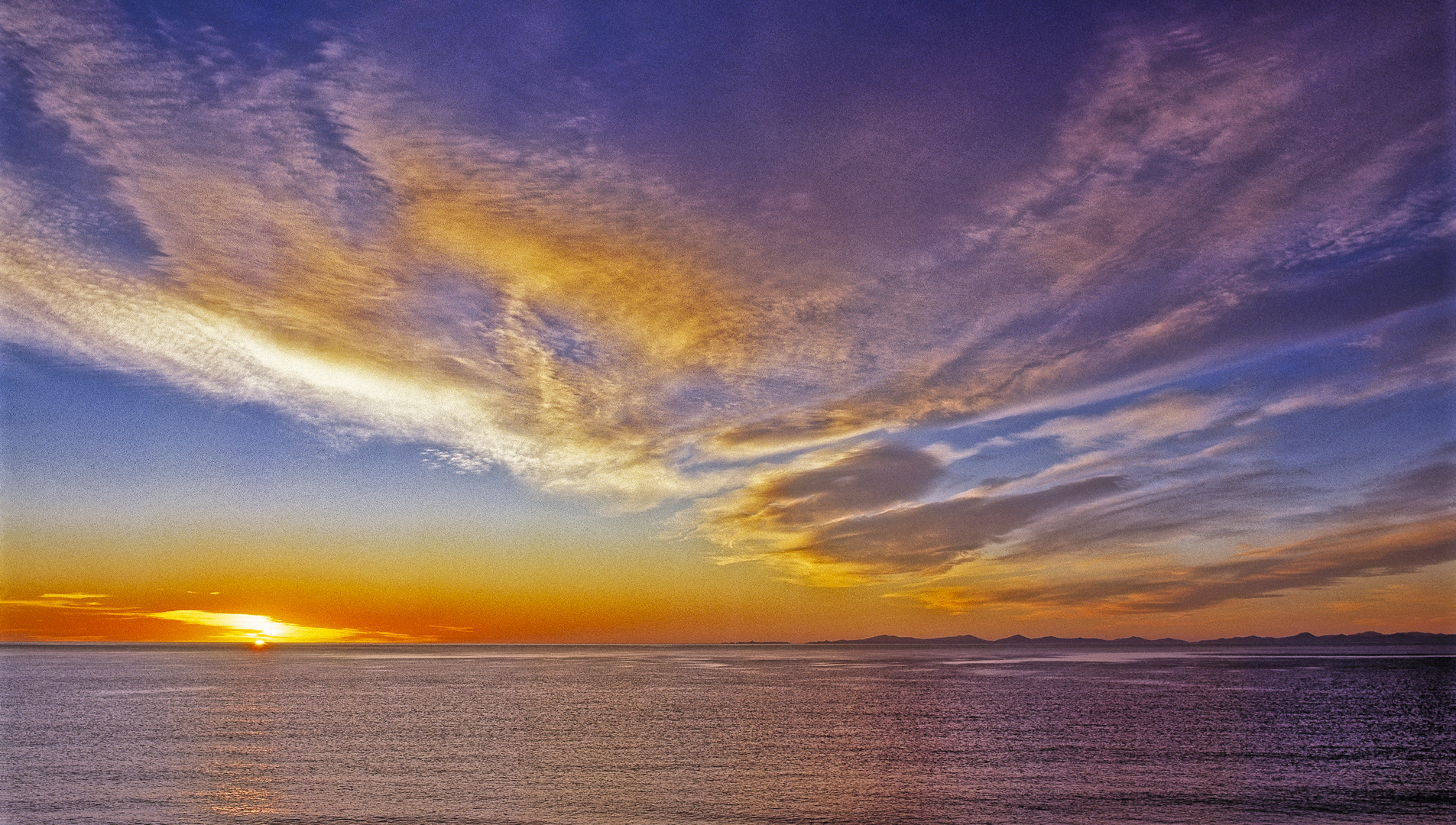 MAGISCHER SONNENAUFGANG UEBER DER GOLDEN BAY