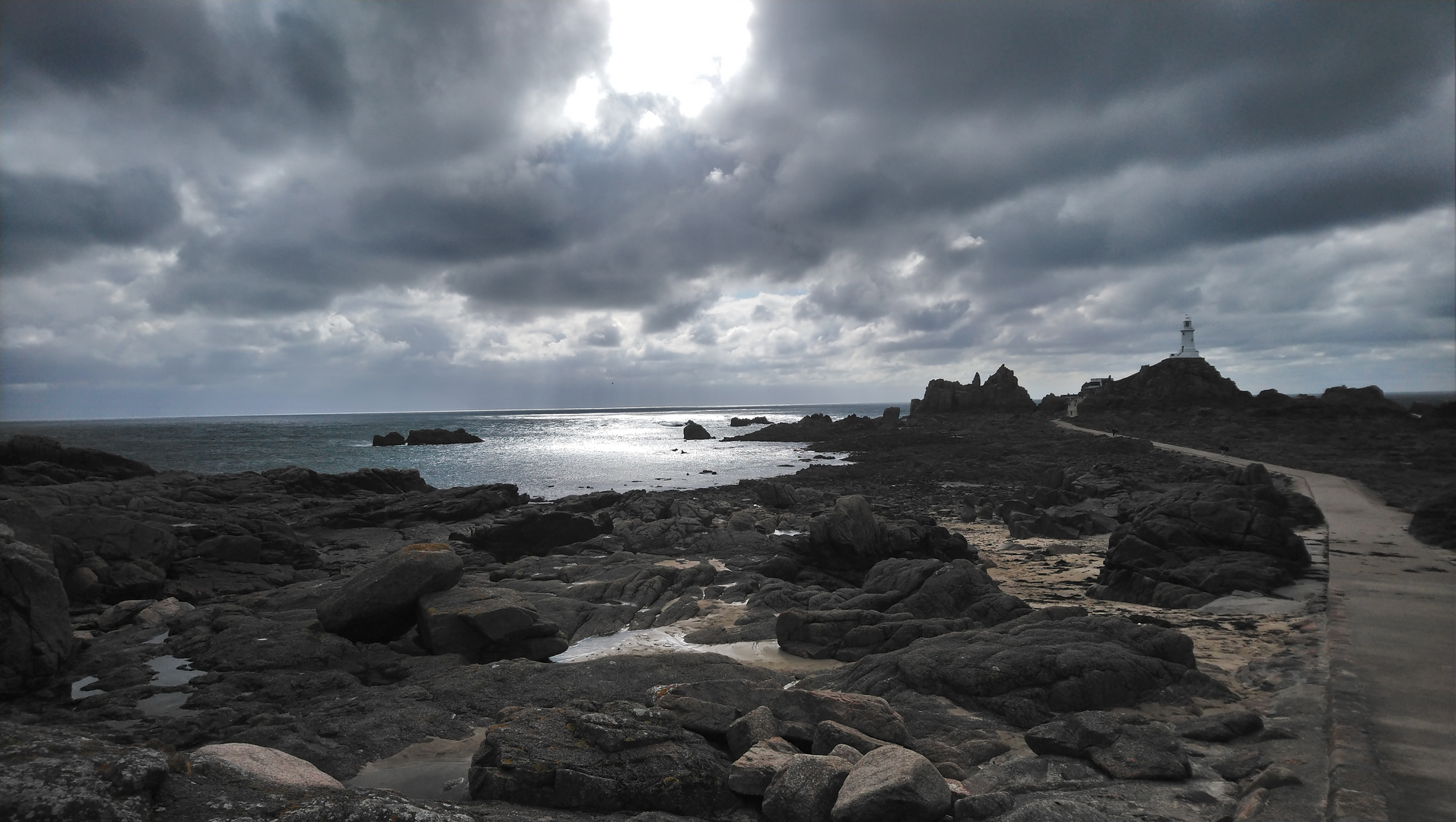 Magisches Licht am Leuchtturm auf Jersey