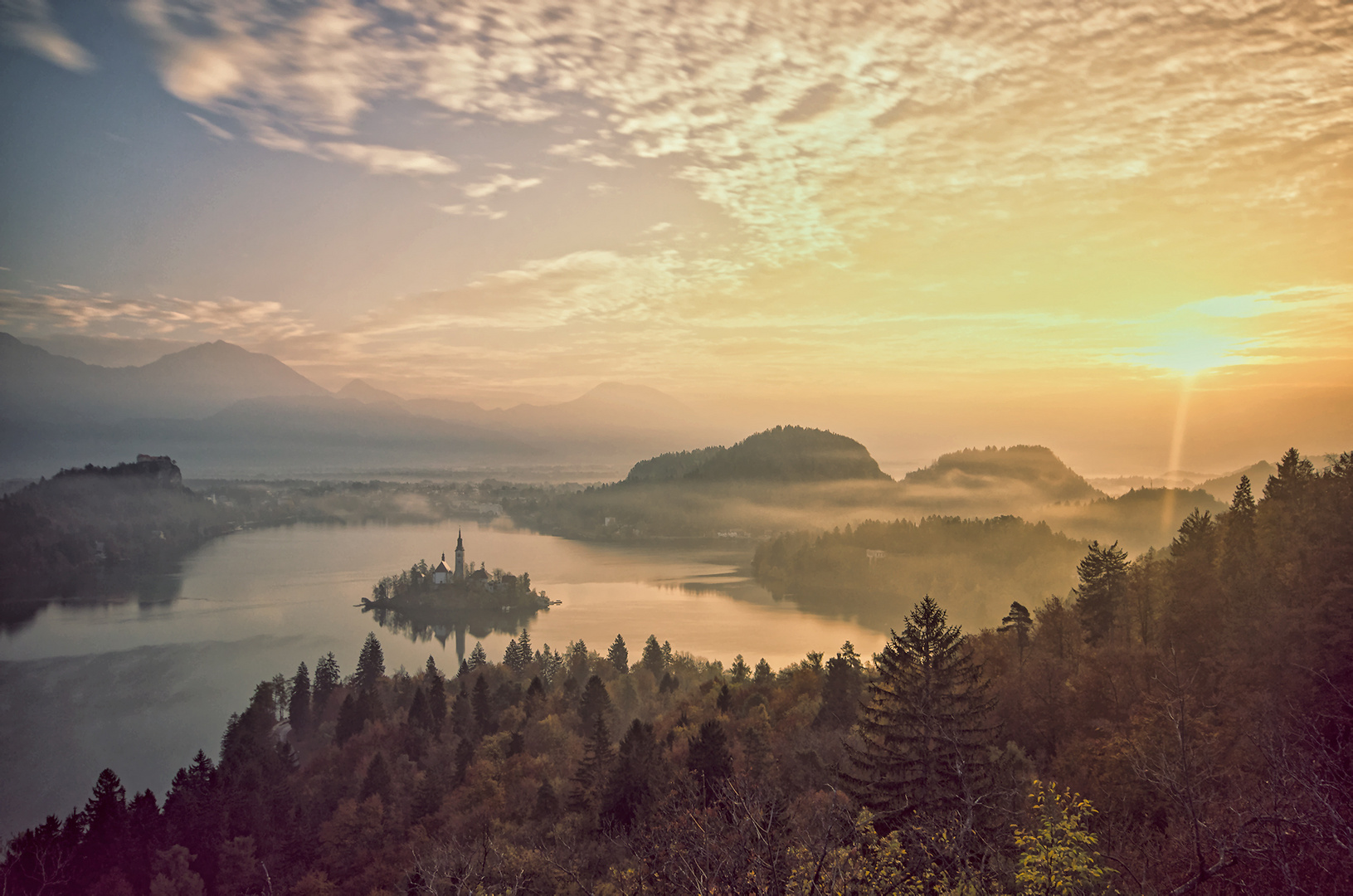 Magisches Licht über dem Herbstgewand