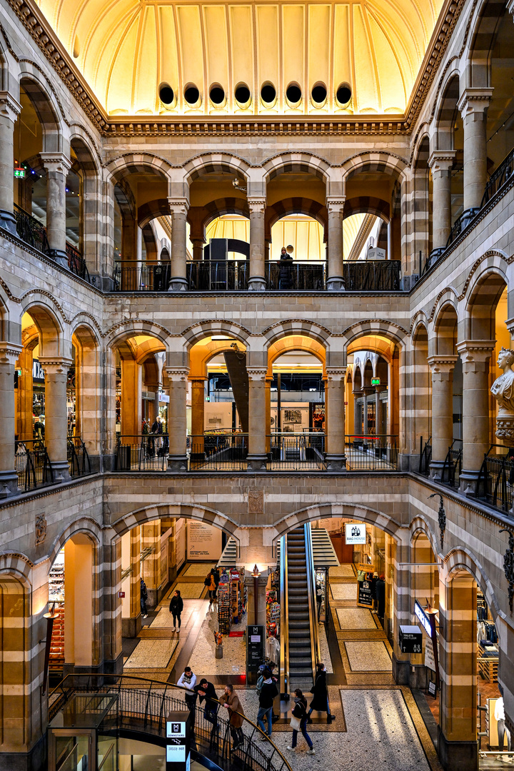 Magna Plaza 01